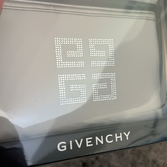 GIVENCHY make-up bag and towel set BRAND NEW RARE with crystals! - Picture 3 of 6